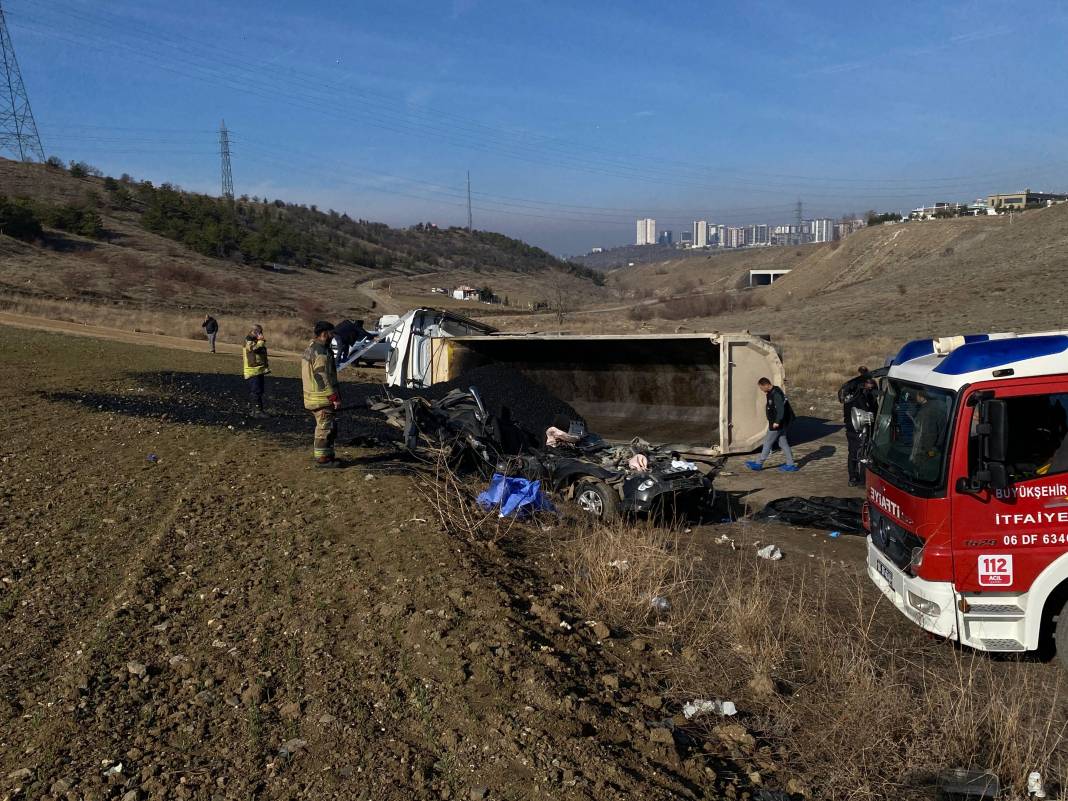 Belediyeye ait zift yüklü kamyon, kamyonetin üzerine devrildi: 3 personel öldü 4